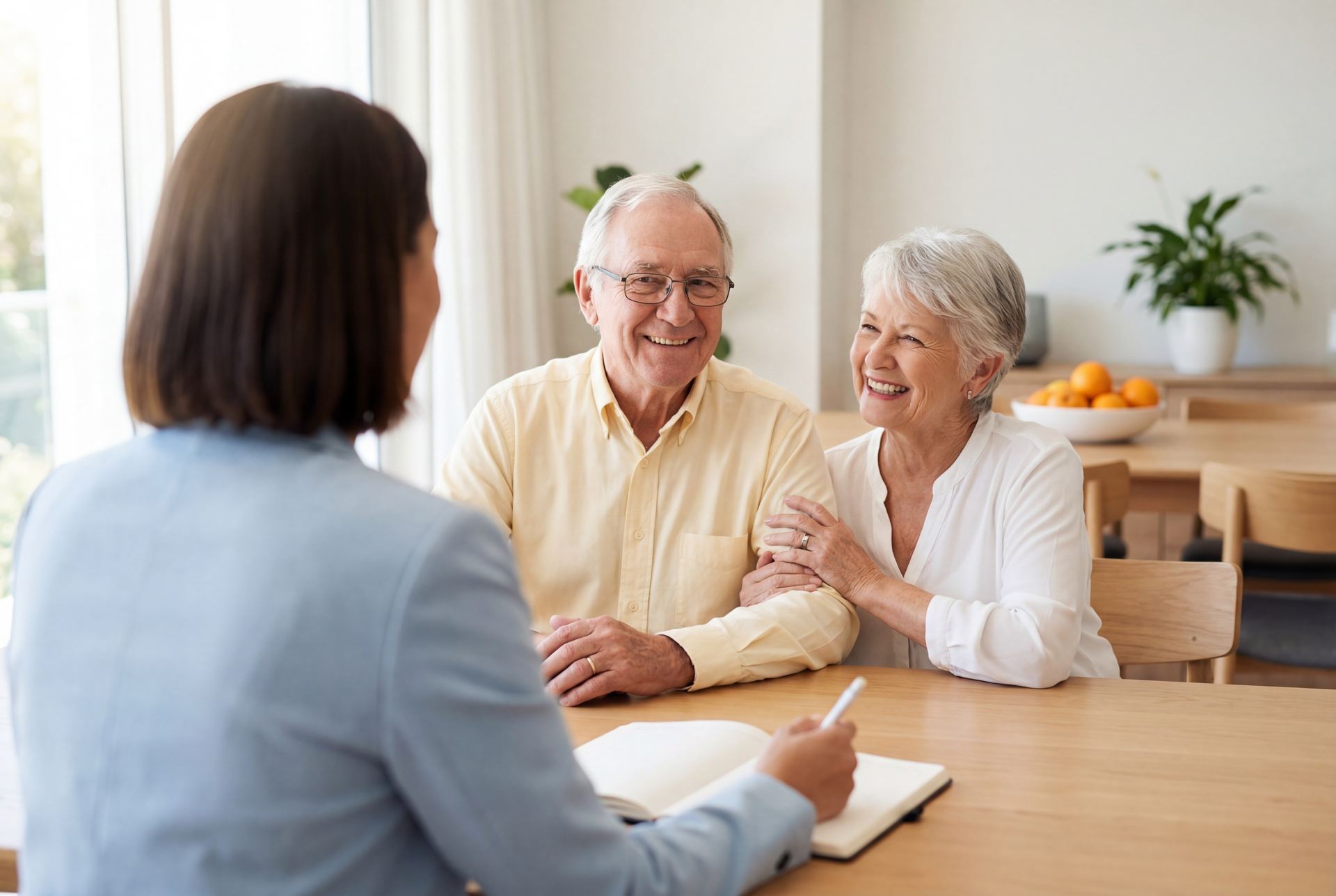 Conseillère EDENYS MANDAT lors d'un entretien de financement avec un couple de seniors